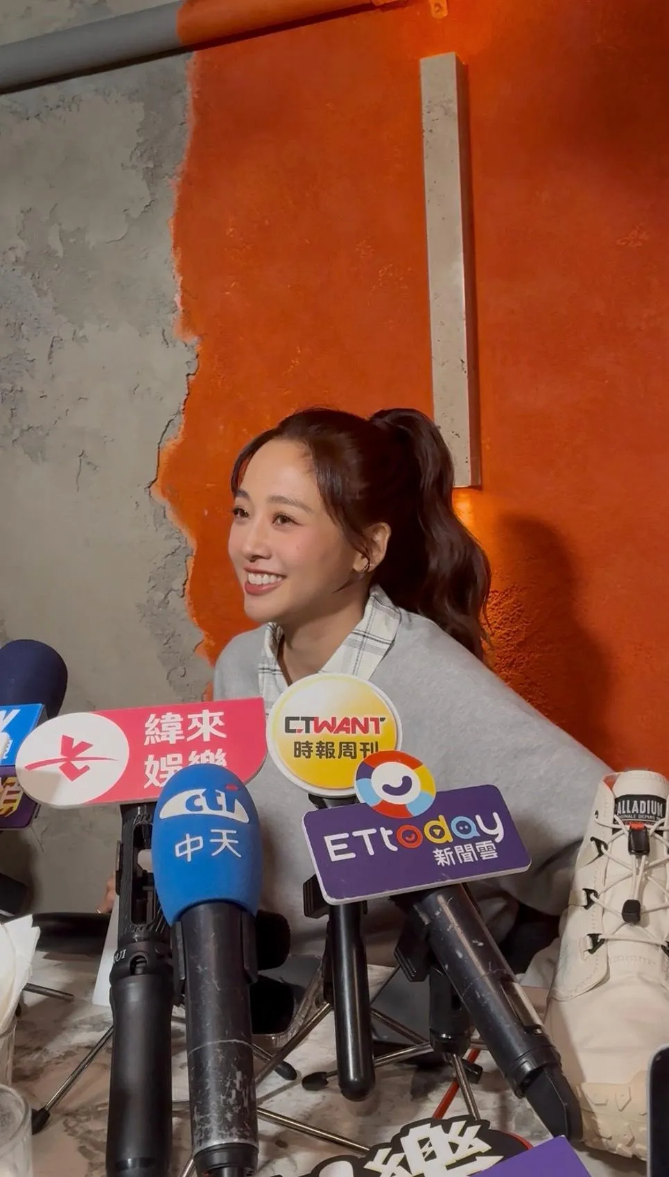 鬼鬼表示之前其實都不知道炎亞綸還沒看她私訊的生日祝福，「我把通訊軟體的已讀功能關掉，因為我會在意對方已讀不回」。（圖／記者郭竹倩 攝）