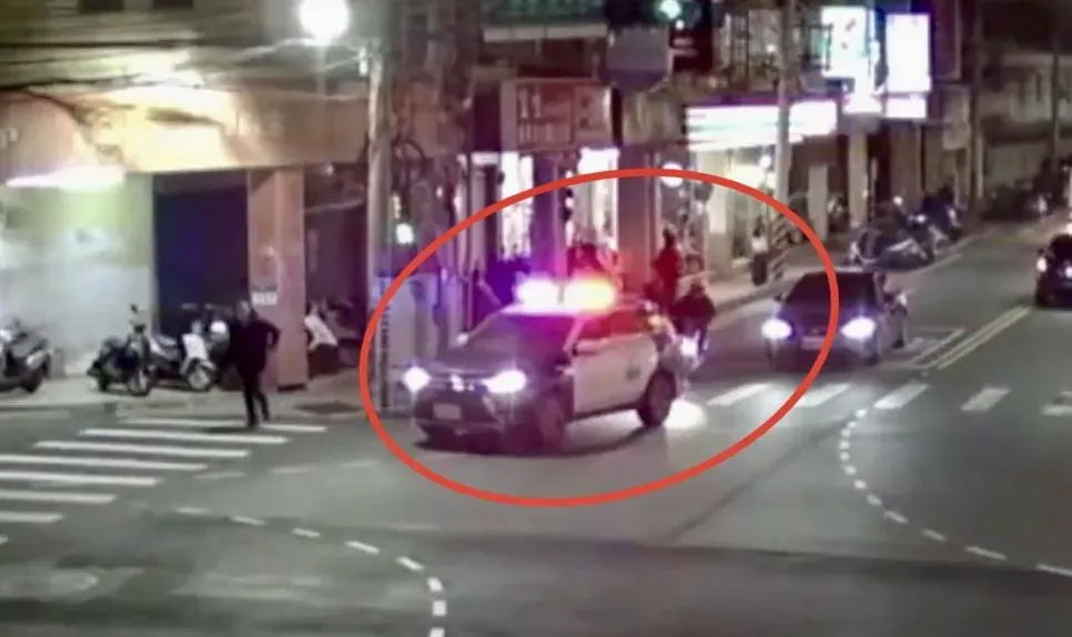 警車停讓行人遭機車追撞。（圖／翻攝畫面）
