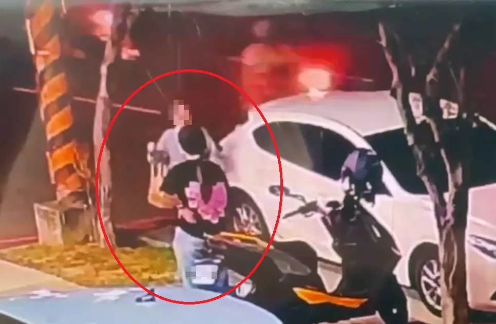 監視器拍到王家姊妹6月23日晚間進入當鋪典當車輛身影。（圖／翻攝畫面）