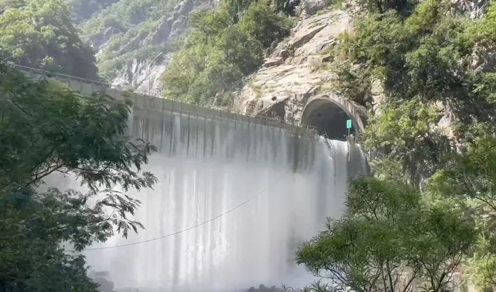 影/燕子口堰塞湖水淹過魯丹橋「瀑布狂瀉」畫面曝| 中天新聞網