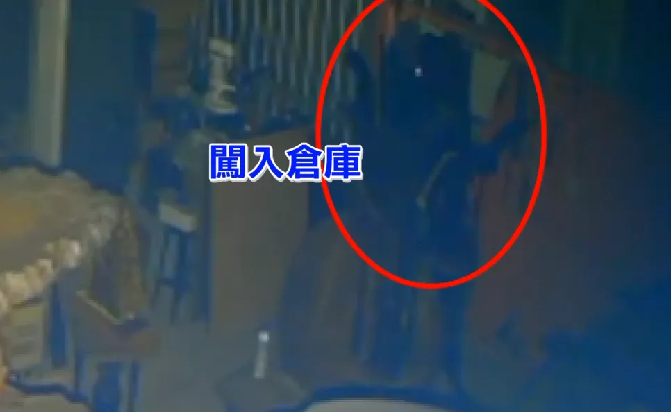 兩名嫌犯先在鐵皮屋側門割出一個大洞,一人先行進入倉庫搬運物品,另一人則在外頭站崗接應。(圖/中天新聞)