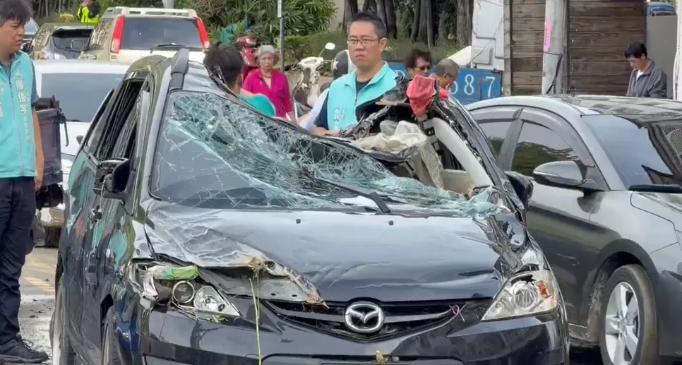民眾的愛車因淹水而拋錨在路中央，卻遭到行經的國軍裝甲車從後方輾過。（圖／中天新聞）
