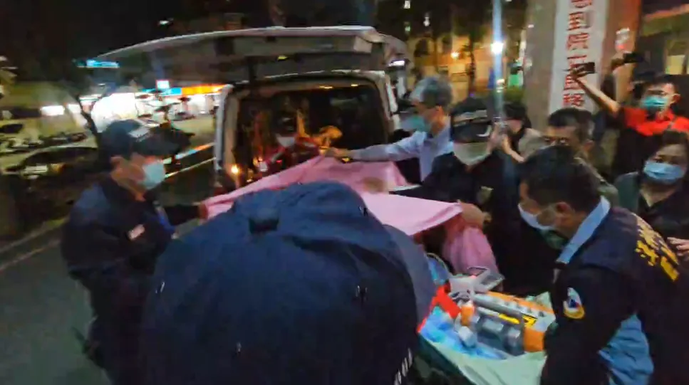 陳光復摔落昏迷13分鐘搶命，顱內出血急送高榮開刀觀察7天。（圖／中天新聞，下同）