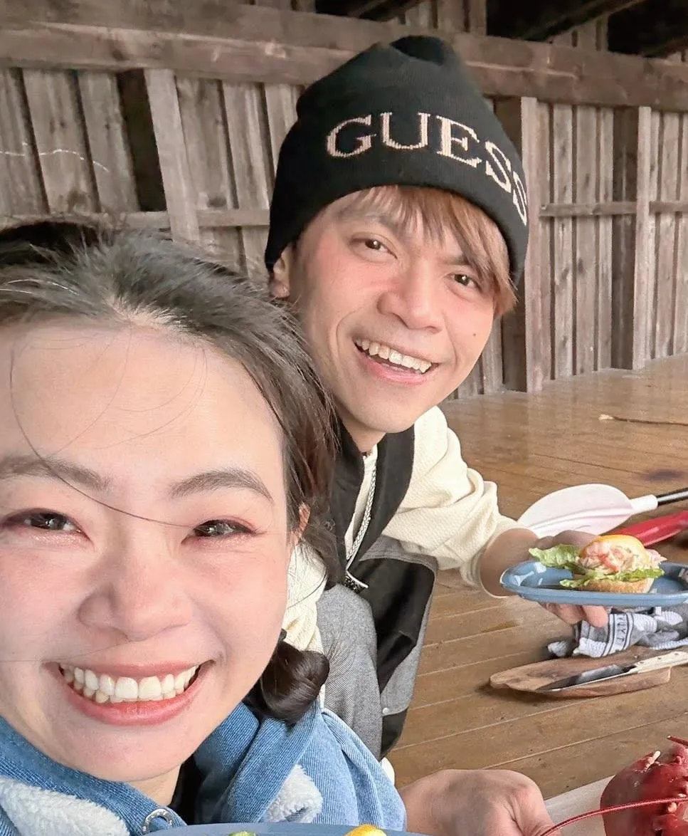 YouTuber蔡阿嘎（左2）妻子「二伯」自創服裝品牌Hahababy爆發抄襲風波後首度回應，但陳沂指出該聲明自打嘴巴。（圖／翻攝自Facebook@嘎嫂二伯）