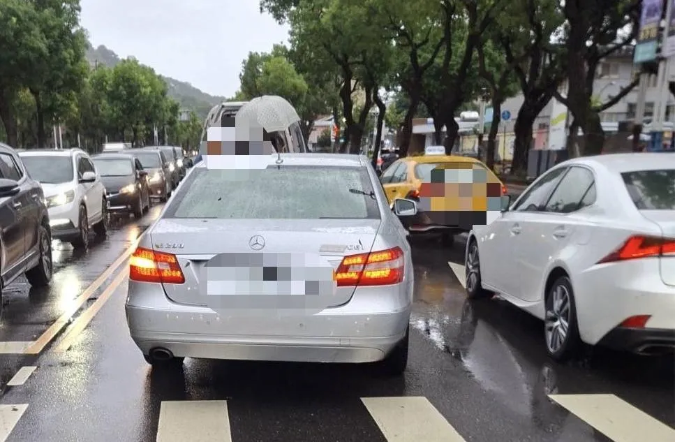 肇事賓士轎車。（圖／翻攝畫面）
