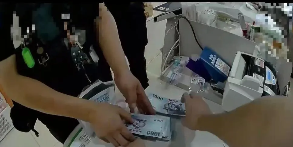 宜蘭三星1間超商的廁所出現來路不明的55萬餘元鈔票，目擊民眾緊急報警並清點。（圖／翻攝畫面）