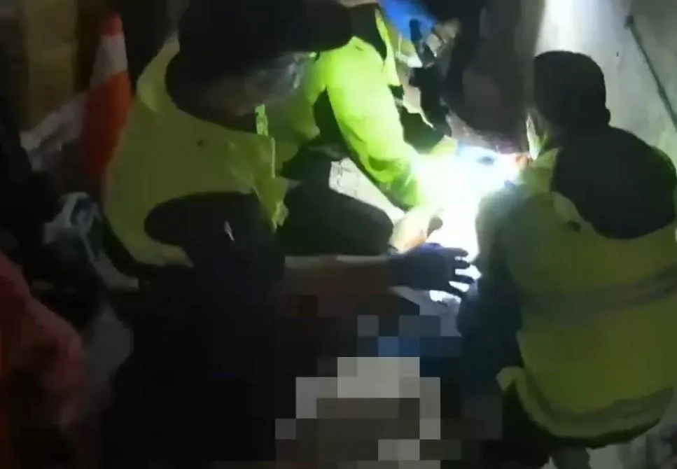 31歲陳姓男子在新北市板橋區國泰街跌落地下室致雙腿骨折。（圖／警方提供）
