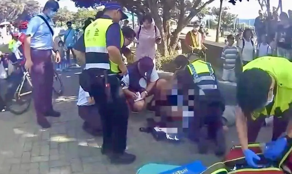 男子突倒地無呼吸心跳員警搶救救回一命。(圖/翻攝畫面)