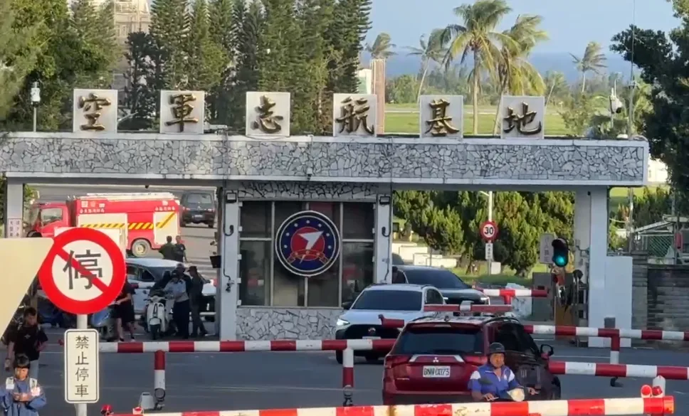空軍台東志航基地由陸軍管轄的地下油堡，11日發生嚴重火災。（圖／中天新聞）