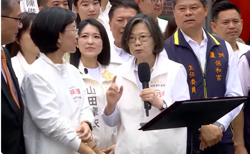 前總統蔡英文28日在蘆洲替民進黨新北市長候選人蘇巧慧站台。（圖／中天新聞）