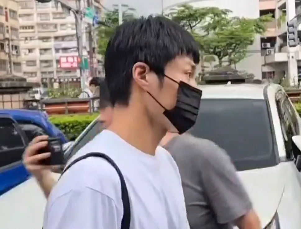 新北地院今日開庭審理藝人閃兵案,藝人唐振剛現身新北地院。(圖/中天新聞)