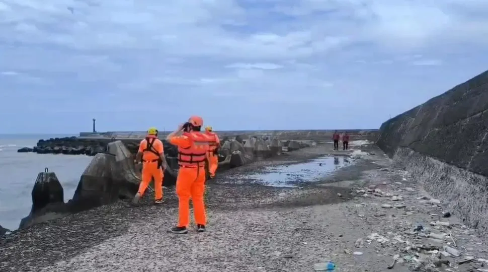 海巡署搜救人員發現1具浮屍進行打撈。（圖／海巡署提供）