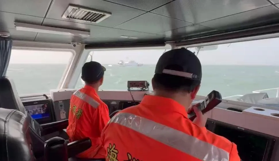 海巡艦艇人員廣播驅離。（圖／翻攝畫面）
