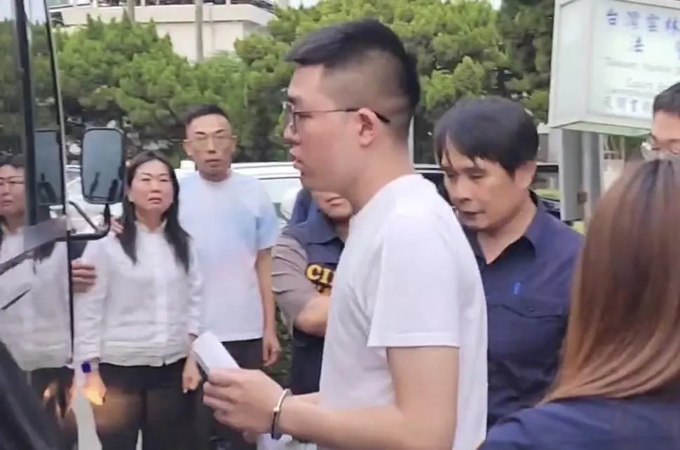 蔡晉財上囚車媽媽淚送。(圖/翻攝畫面)