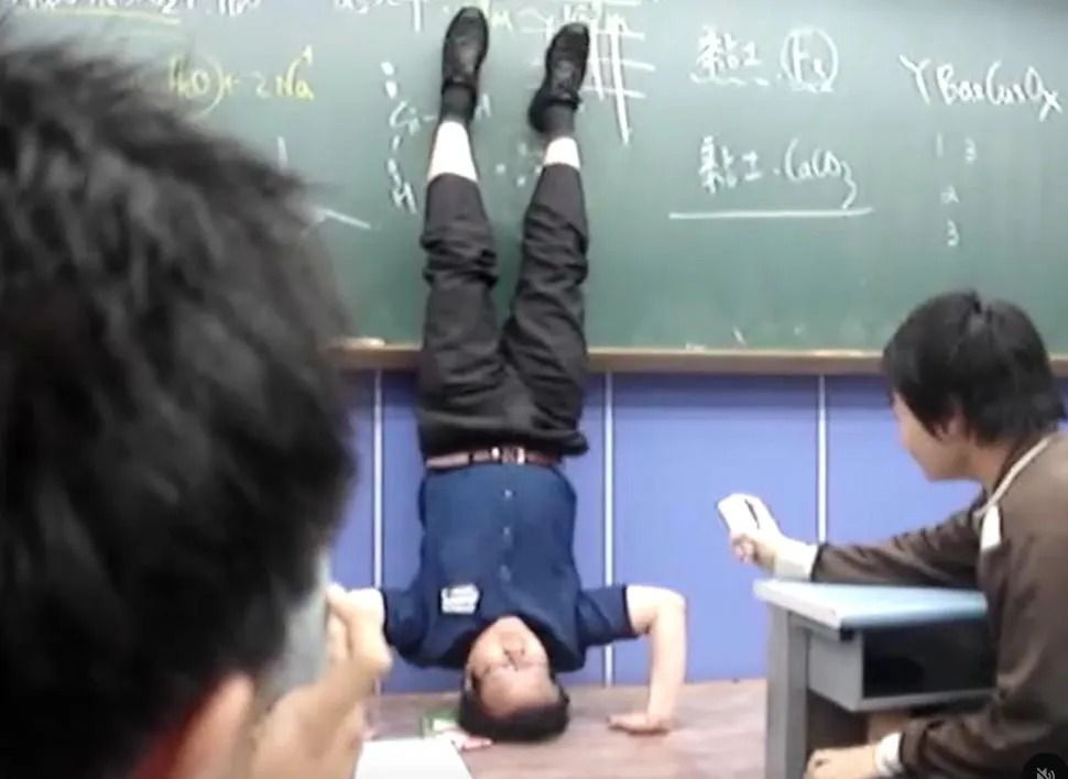 網友Po出珍藏10多年的影片,只見影片中的陳建宏俐落在講台上倒立,引得學生哄堂大笑。(圖/Threads@alexx6319授權使用)
