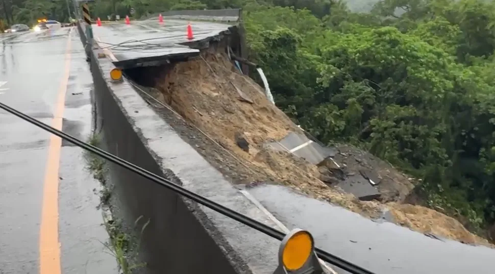 台南龍崎區路基掏空現況。（圖／中天新聞）