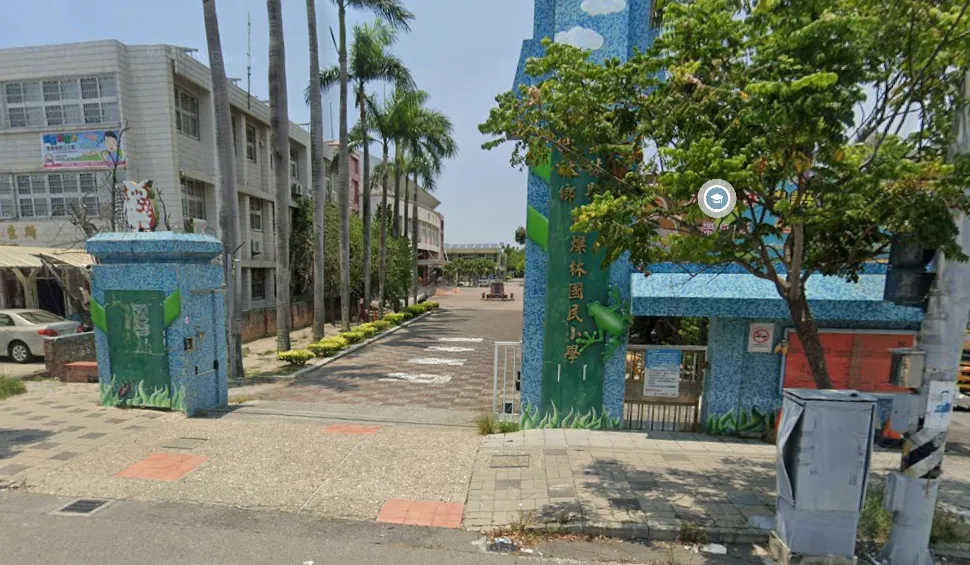 水燦林國小門口常被民眾堆放垃圾。（圖／翻攝自Google Maps）
