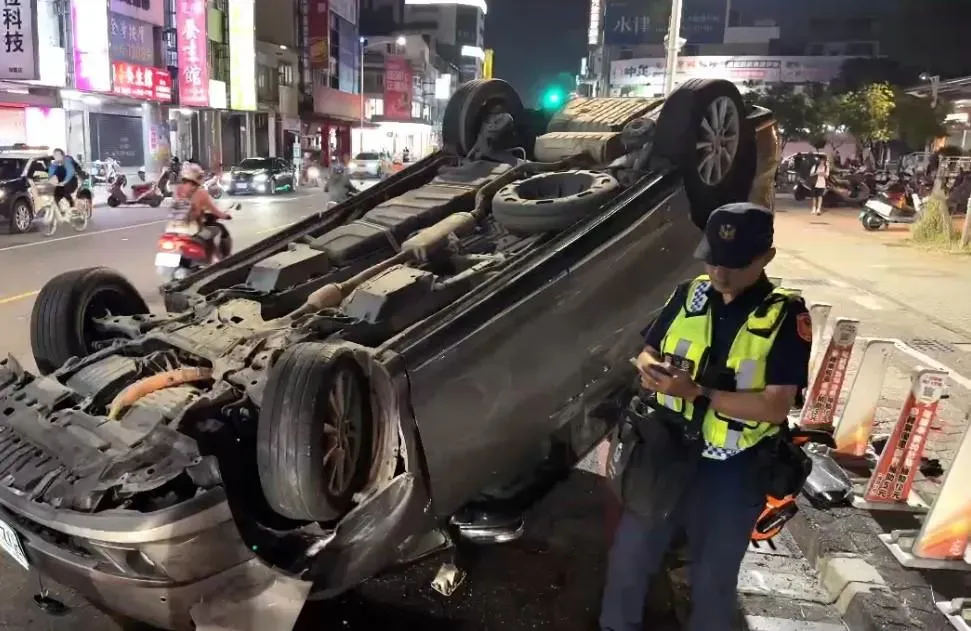 廂型車翻覆，四輪朝上。（圖／中天新聞）