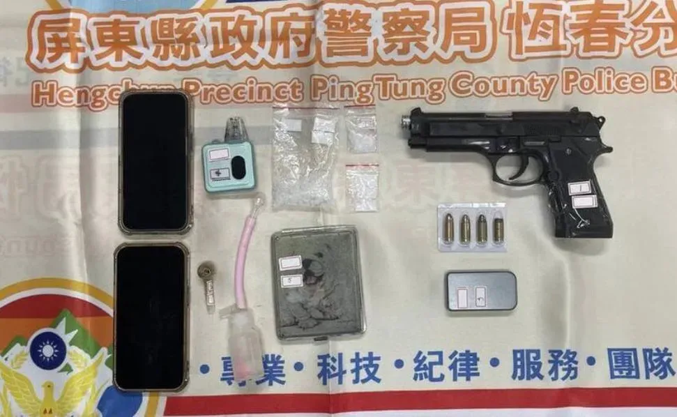 警方查扣毒品與BB槍等證物。（圖／翻攝畫面）