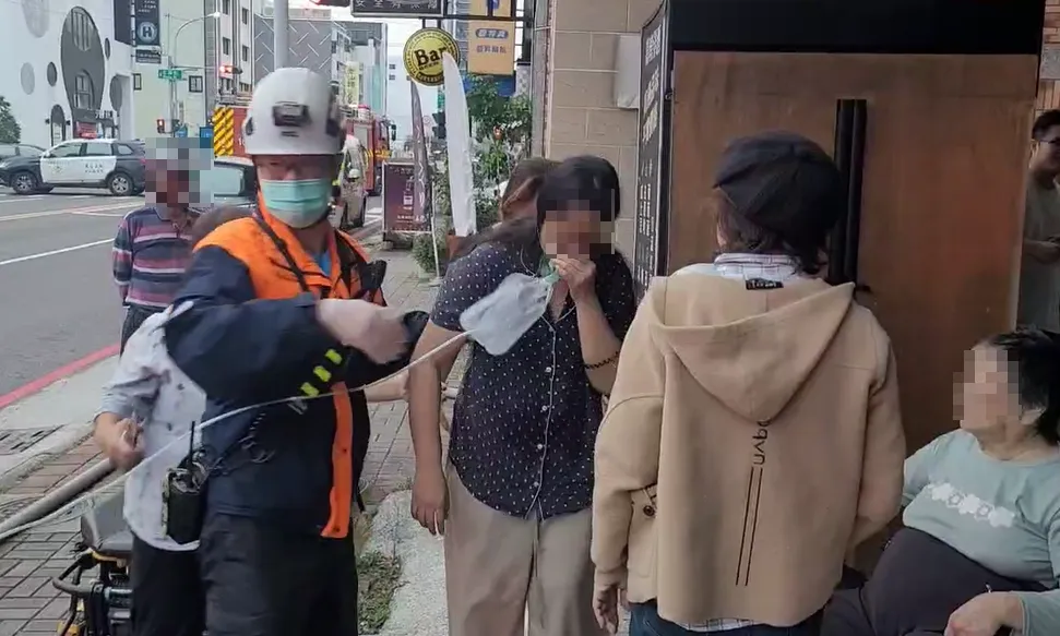 外籍女看護脫困後驚魂未定。（圖／中天新聞）