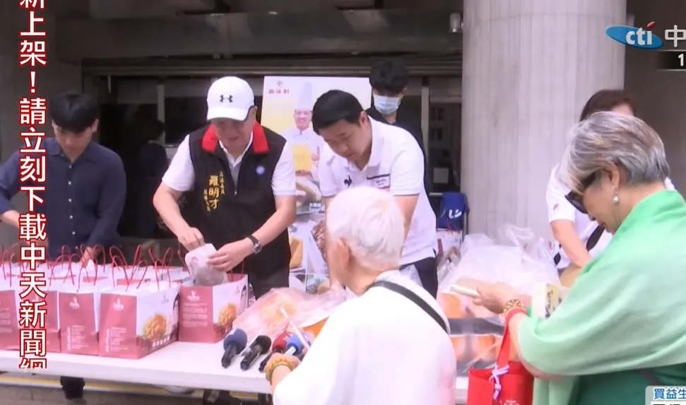 民眾中午到立院群賢樓外排隊領雞排＋珍奶＋太陽餅組合同樂。（圖／中天新聞）