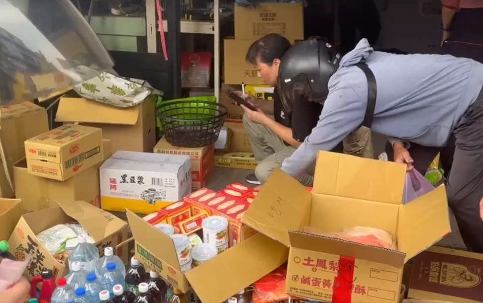 鄰居湧入現場排隊購買。（圖／中天新聞）