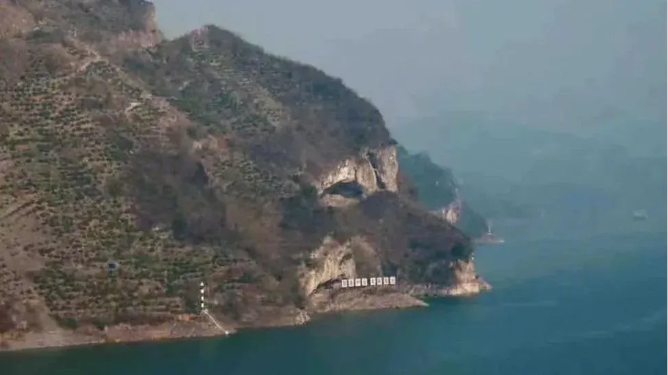 湖北宜昌現獨特山景，外形酷似小狗趴伏喝水。（圖／翻攝微博）