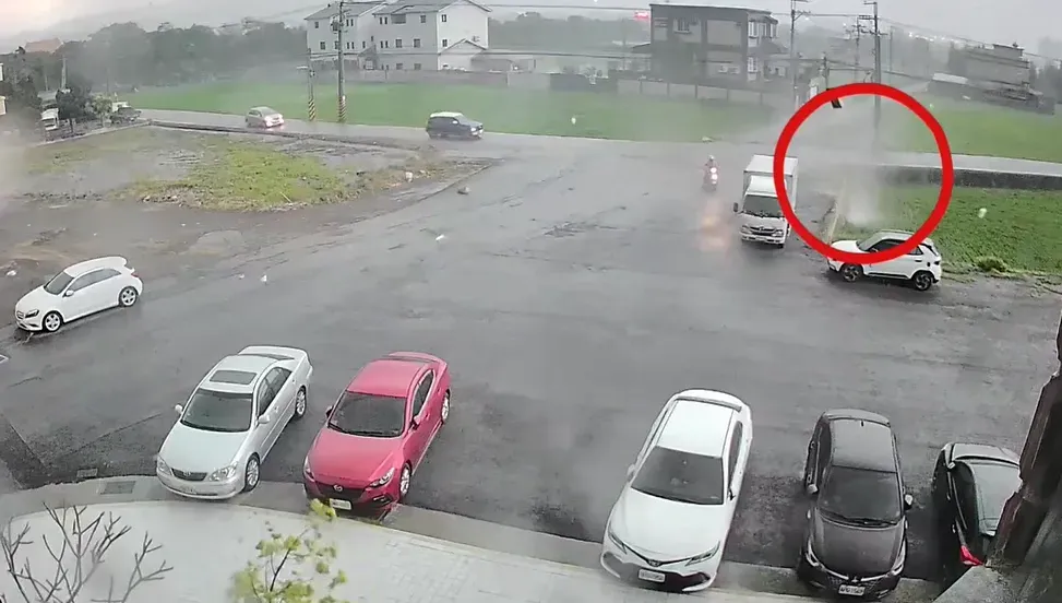 路過騎士直接連人帶車被吹倒。(圖/民眾提供)
