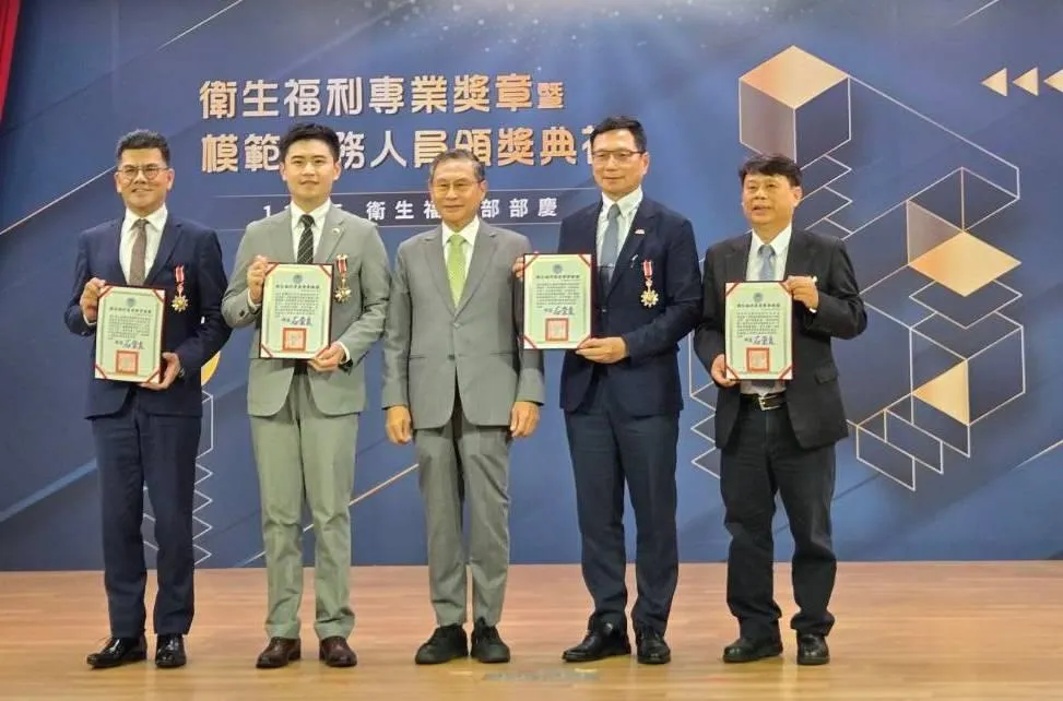 馬惠明院長(最左)今年亦榮獲臺灣永續行動獎傑出人物獎，表彰其長年以ESG理念推動醫療創新、偏鄉照護及永續治理的卓越領導。(圖/臺大雲林分院提供)