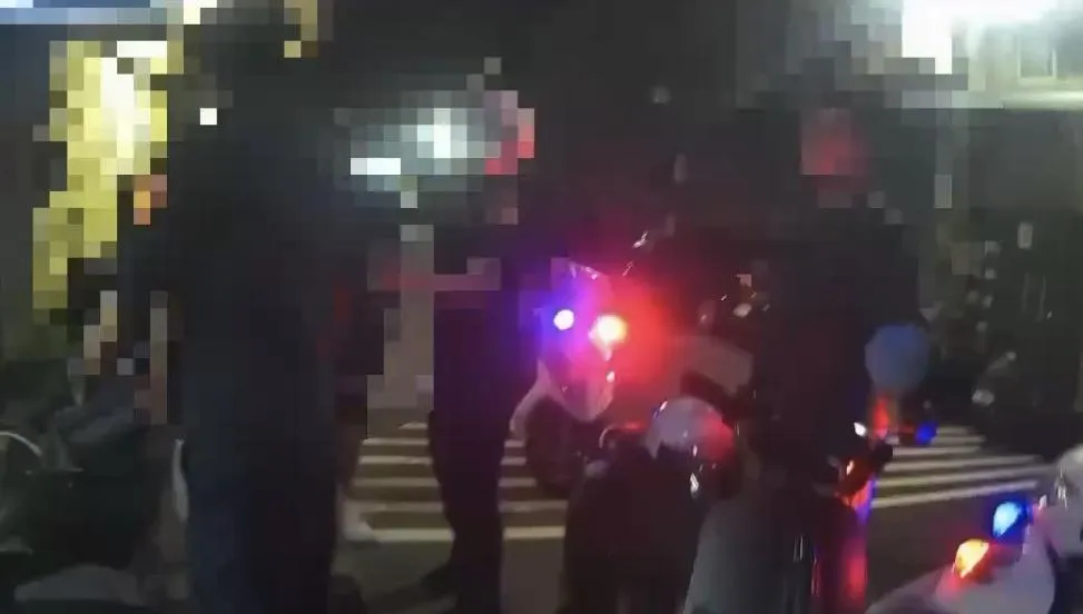 5名男子跑到冷氣行砸門遭警方查獲。（圖／翻攝畫面）