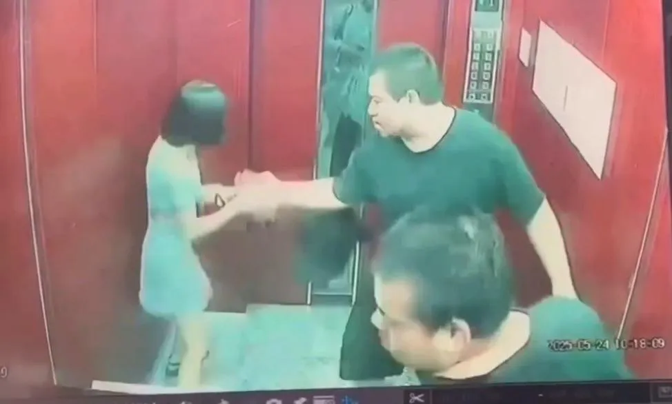 男子伸手抓住女護理師手腕。（圖／翻攝畫面）
