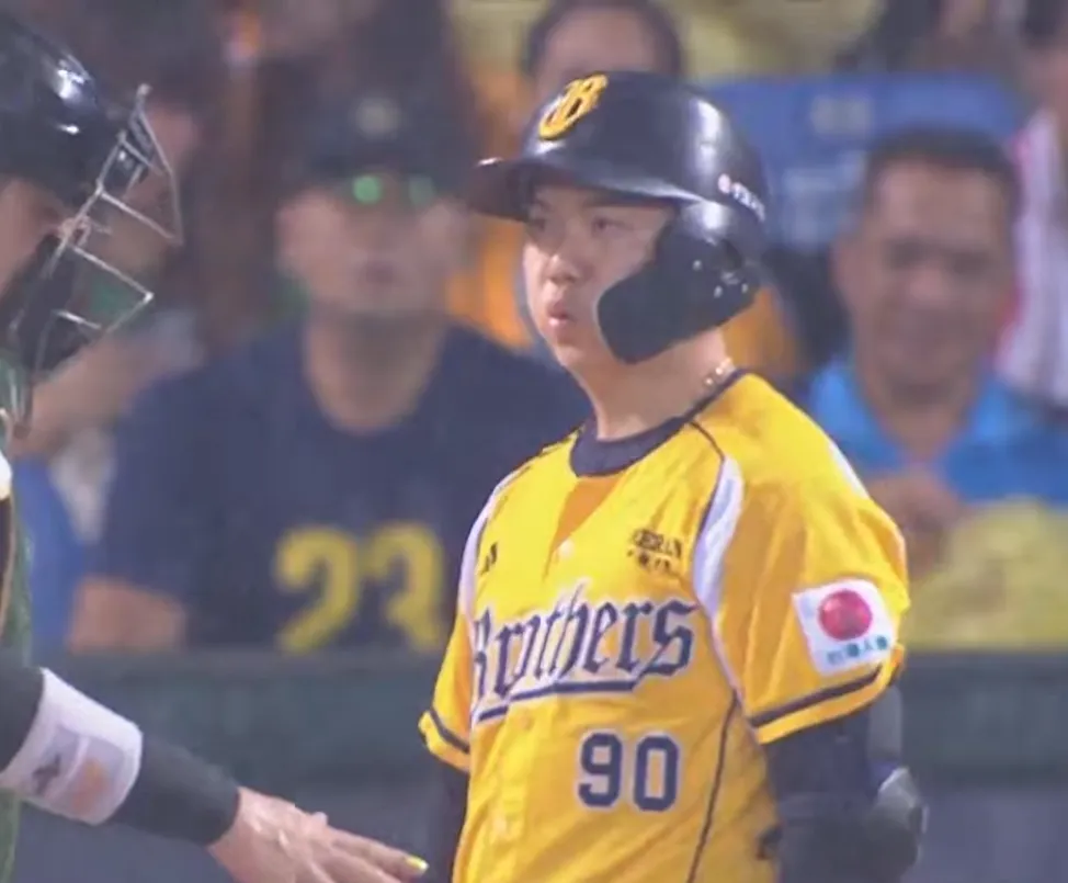 中信兄弟江坤宇30日晚間遭台鋼雄鷹的148公里直球擊中，他露出不悅神情。（圖／翻攝自YouTube@BrotherElephantTV05）