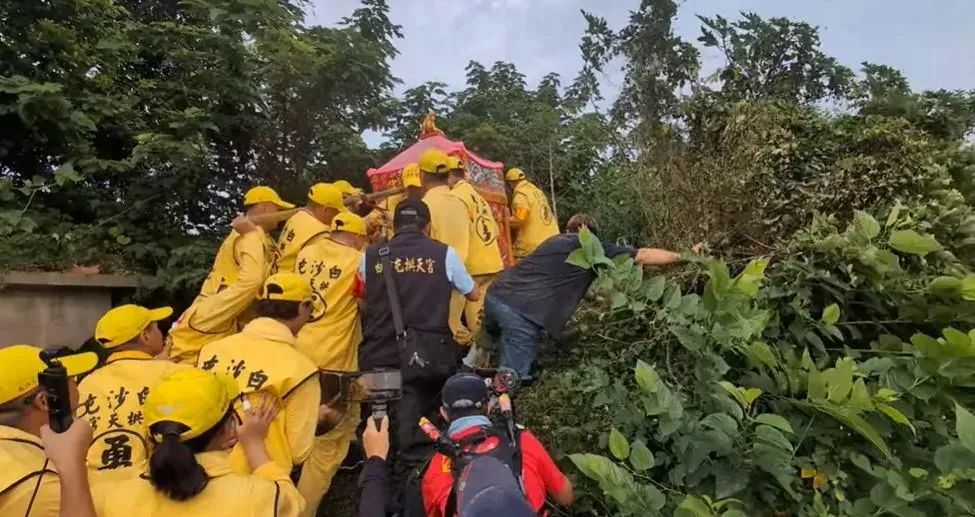 轎班人員全數出動支援。(圖/翻攝自白沙屯媽祖網路電視台)