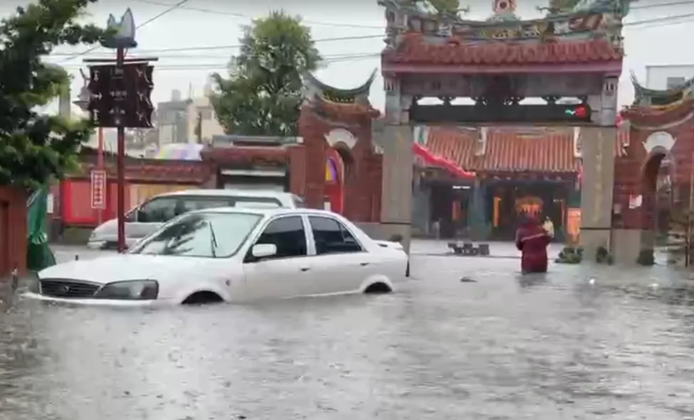 彰化鹿港今（8）日上午遭遇破紀錄豪雨侵襲，造成半個城鎮泡在水中，知名地標天后宮更慘變「魚塭」。（圖/翻攝畫面）