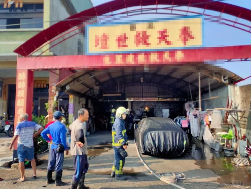 神壇旁民宅發生火警。（圖／翻攝畫面）