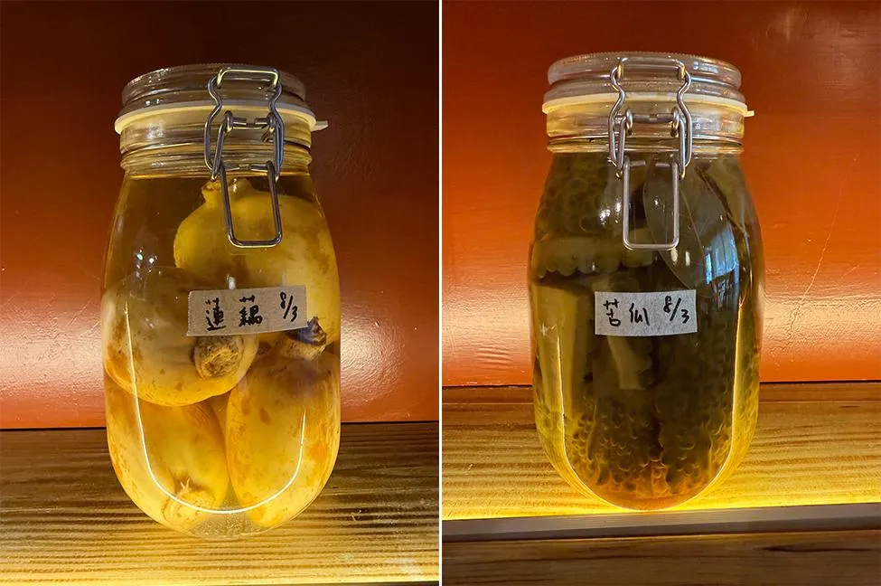 醋漬發酵蓮藕（左）、白玉苦瓜經過咀嚼透出蔬菜鮮味和酸味。（圖／黃宏輝提供）
