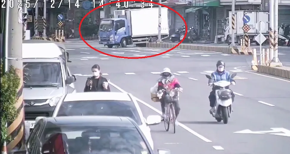彰南路的行人庇護島14日下午再度遭到車輛撞擊。（圖／翻攝畫面）