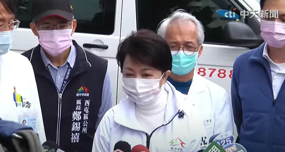 盧秀燕赴醫院探視傷患。（圖/中天新聞）