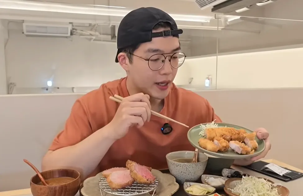 豪豪挑戰炸豬排吃到飽，店家的出餐規則引發熱議。（圖／翻攝自吃貨豪豪HowHowEat）