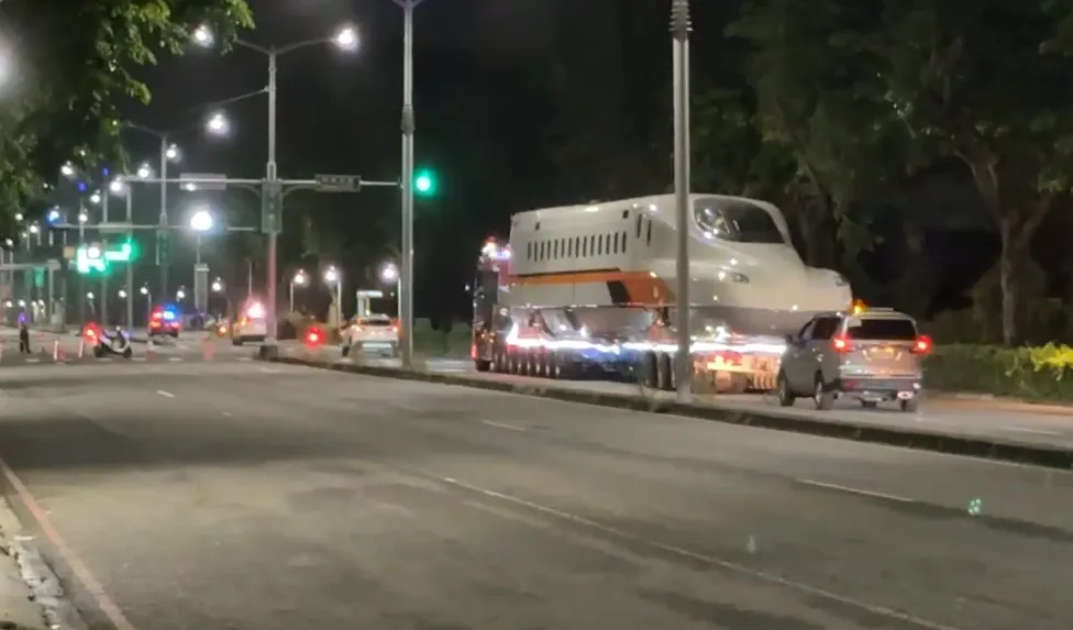 高鐵新車N700ST送往燕巢總機廠進行測試與組裝。（圖／中天新聞）