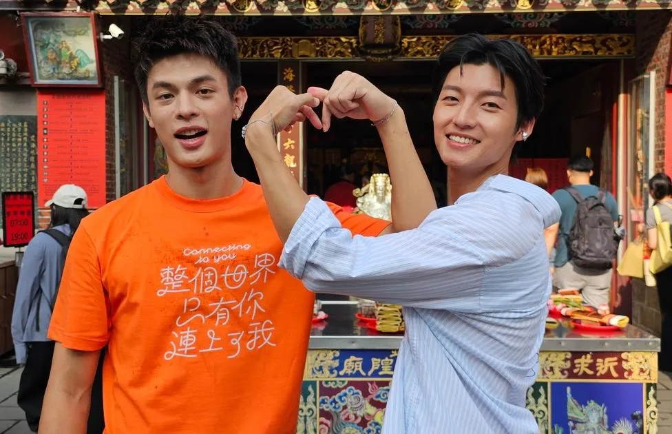 邱以太(左)與劉育仁(右)兩人相約到霞海城隍廟祈福,祈求開播順利。(圖/瀚草文創 提供)