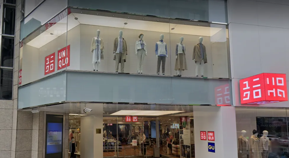 UNIQLO嬰幼兒的衣服包裝內都有一張薄薄的「甲醛吸附紙」。（示意圖／翻攝自Google Maps）
