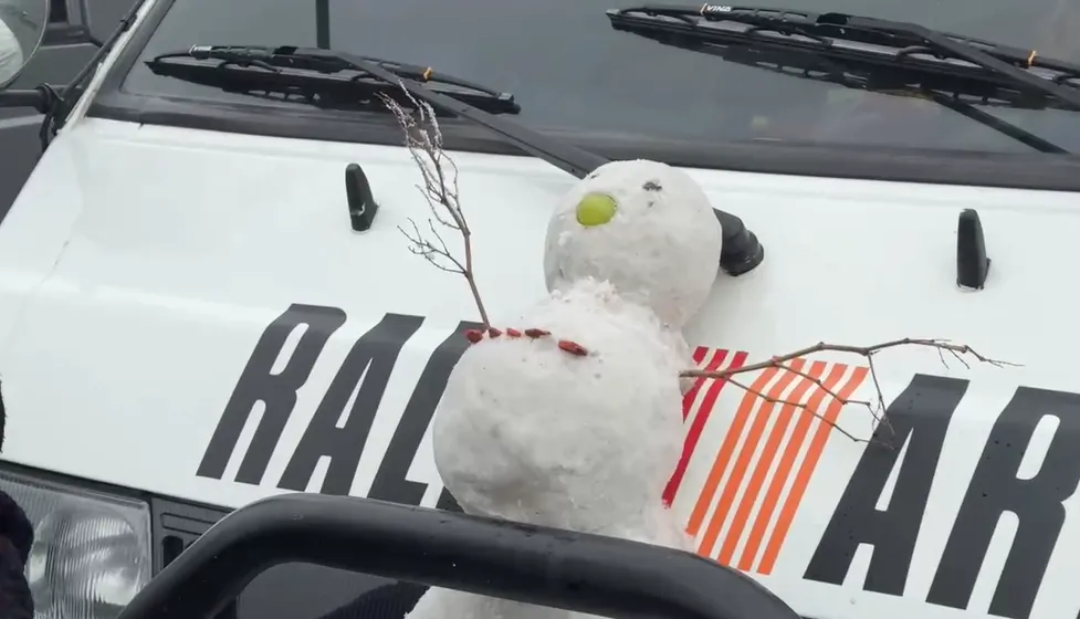 車上堆雪人。（圖／中天新聞）