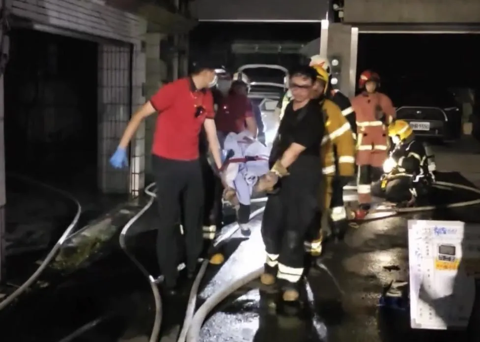 警消將死者運離現場。(圖/中天新聞)