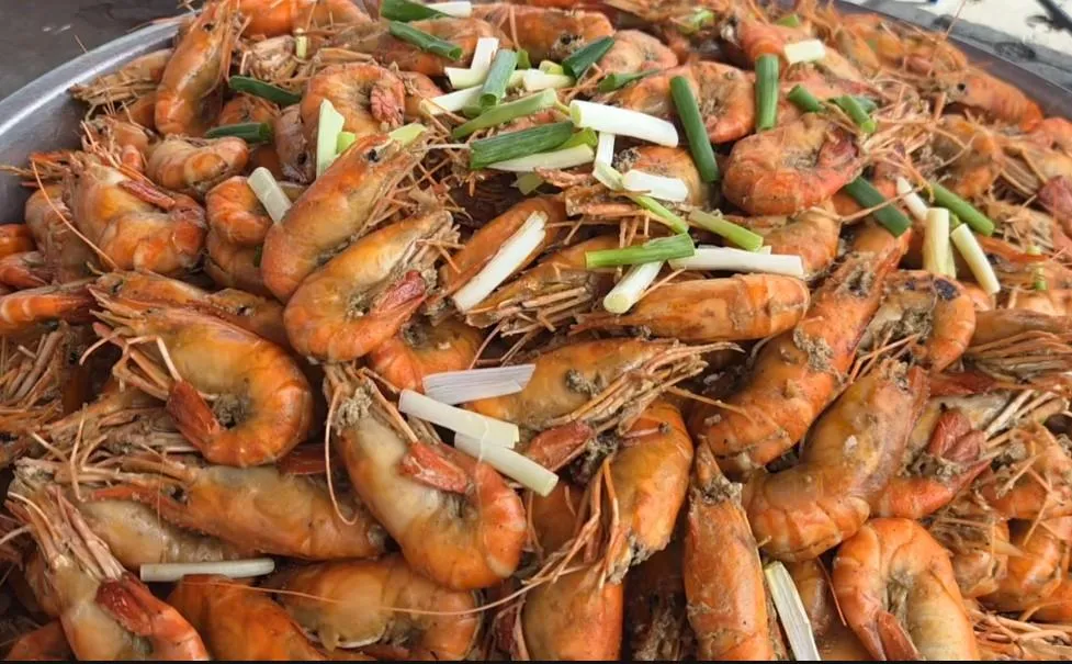 活動現場也提供新鮮的蝦料理，免費供民眾品嘗。（圖／翻攝畫面，下同）