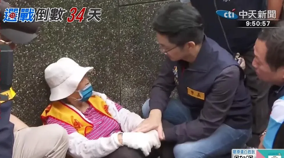 有位清潔隊志工阿姨癱軟在路旁，蔣萬安見狀立即上前關心。（圖/中天新聞）