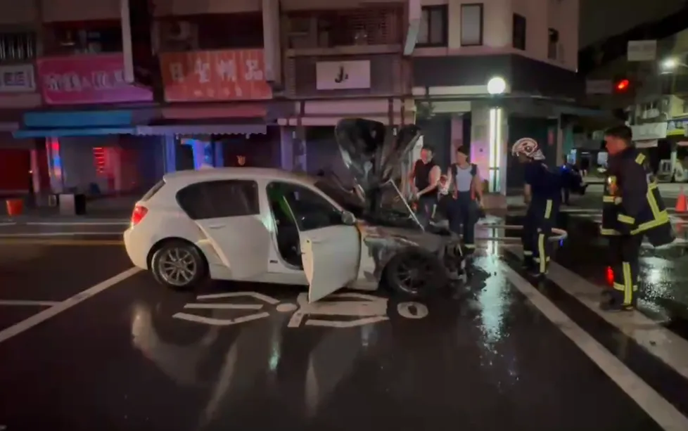 台中市盧姓女子今天凌晨駕駛BMW轎車停等紅燈時突然起火。（圖／翻攝畫面，下同）