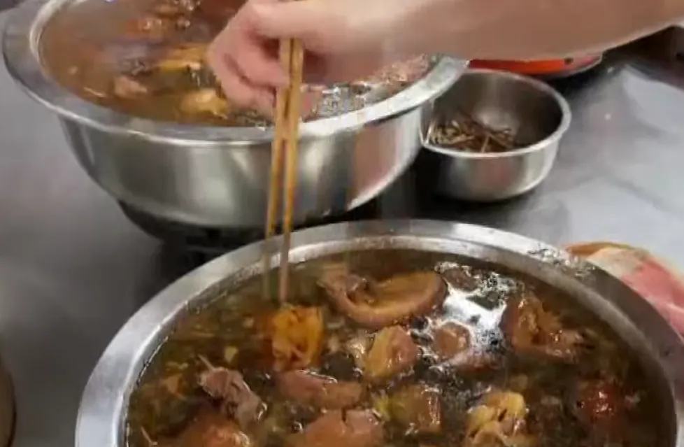 台中市第2市場是當地美食聚集地，小吃業者也在疫情延燒前盡量做生意。（圖／中天新聞）