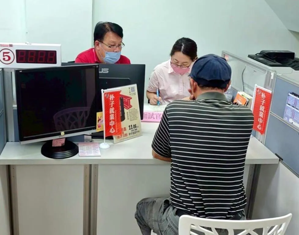 勞動部勞動力發展署雲嘉南分署朴子就業中心將於春節前辦理4場徵才活動，計逾200個職缺，協助民眾於春節前轉職。（圖為求職示意圖／朴子就業中心提供）