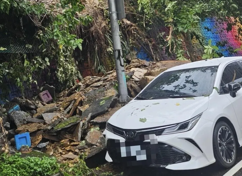 內湖成功路四段一處邊坡巨石滑落砸中車輛。（圖／翻攝畫面）